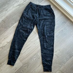 Alphalete - Premium Joggers - Black Camo (Size M)